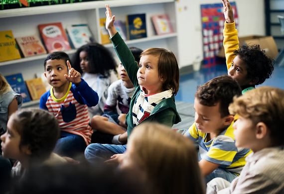 Enfants en activités éducatives dans une école primaire