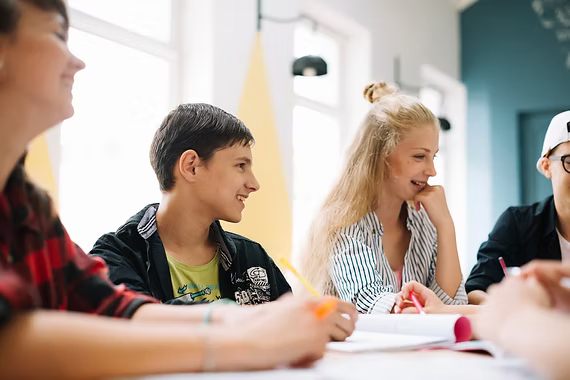 Groupe d'étudiants en travail collaboratif