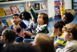 enfants-ecole-primaire-activites-education Des enfants souriants participent à des activités éducatives dans une école primaire, symbolisant l’apprentissage collaboratif et la joie d’apprendre en groupe.